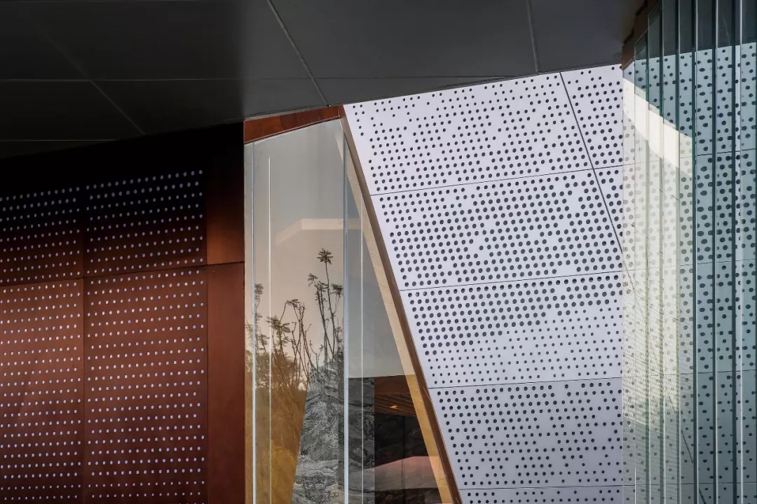 穿孔幻彩复合板细节 by苏圣亮，，，，EVO视讯修建设计