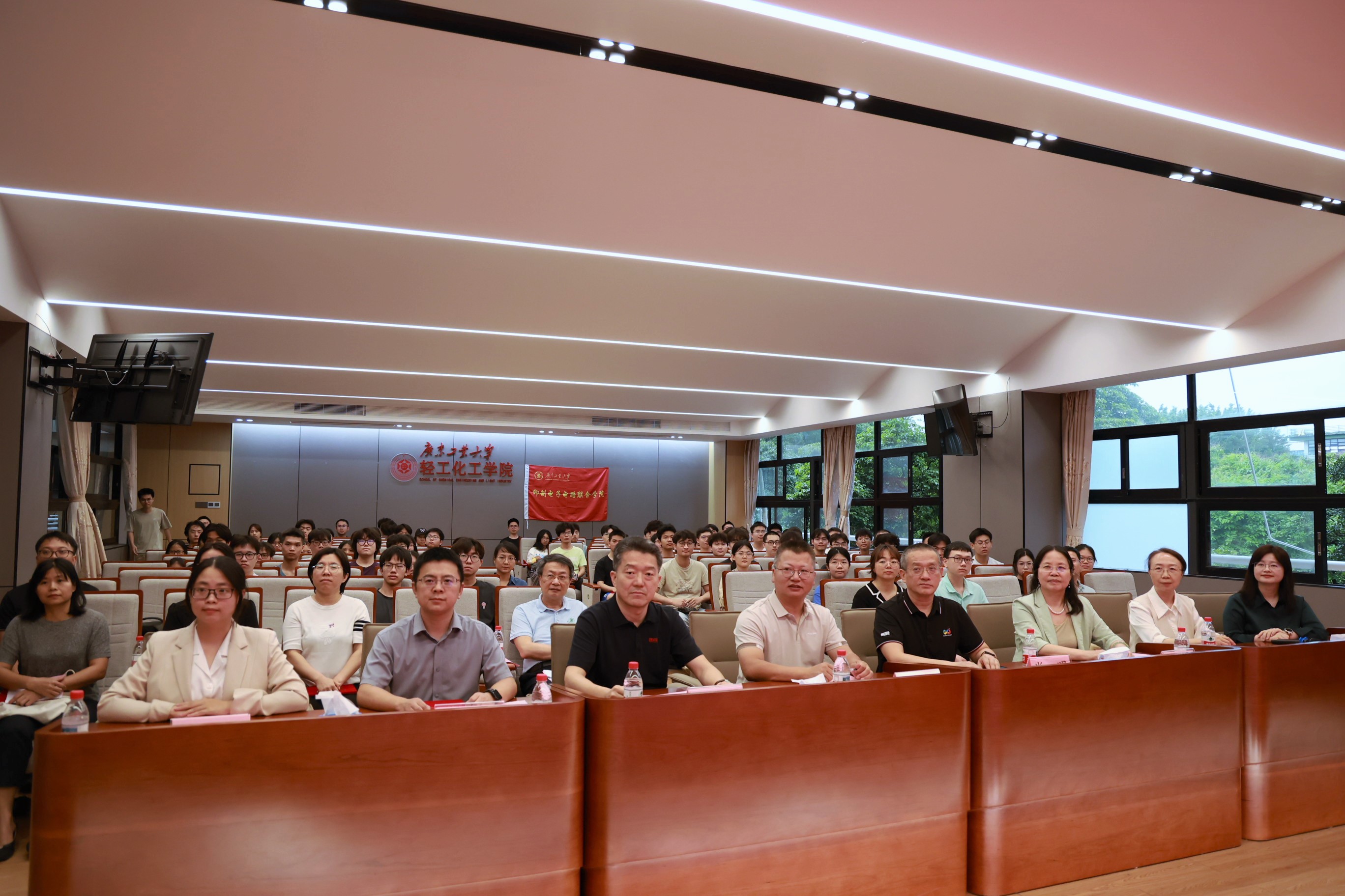 202604301937909213 以奖学金致敬师生 以好岗位成就未来